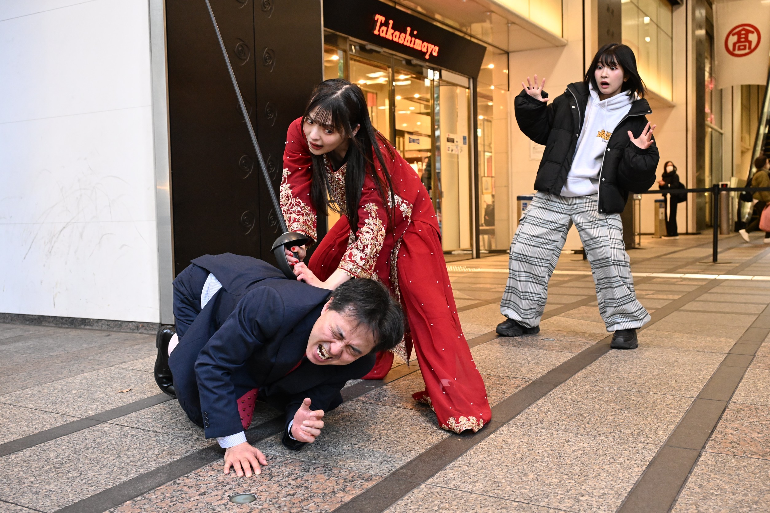 【新宿高島屋襲撃】神嵜志音の路上ライブ後に事件発生！　両国国技館を一人で埋められる人気声優・上坂すみれが甲田哲也代表をサーベルで殴打！　3・29『GRAND PRINCESS’26』参戦表明！