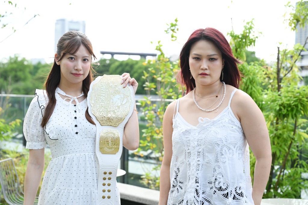 【プリプリ調印式】王者・荒井と挑戦者・山下が火花「前までの自分とは違う。ここまでやってきたことを全部ぶつけたい」「2本のベルトを持って、いろんな場所にいきたい」